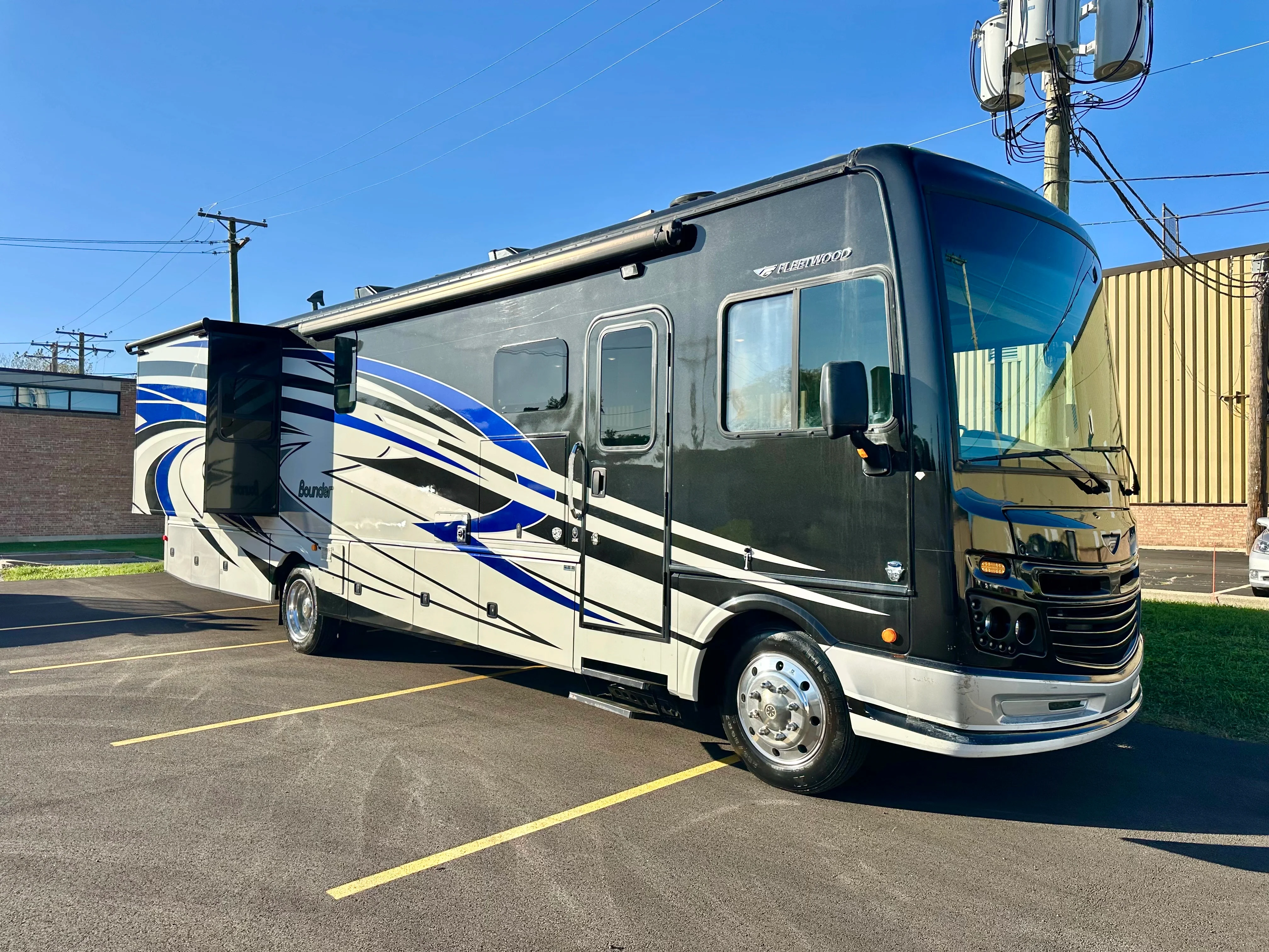 2018 FLEETWOOD BOUNDER exterior