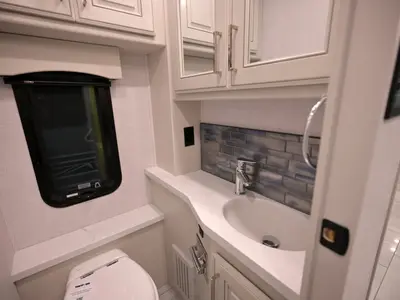 2027 Fleetwood Discovery LXE photo 26
