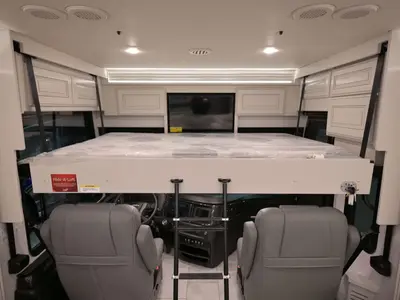 2027 Fleetwood Discovery LXE photo 4
