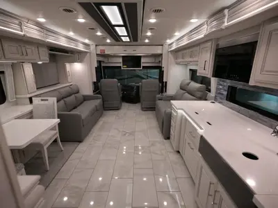 2027 Fleetwood Discovery LXE photo 3