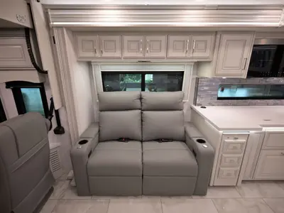 2027 Fleetwood Discovery LXE photo 8