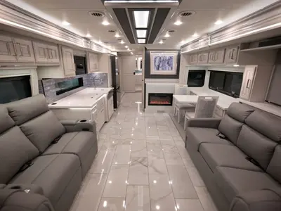 2027 Fleetwood Discovery LXE photo 6