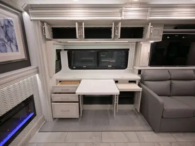 2027 Fleetwood Discovery LXE photo 23