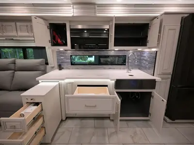 2027 Fleetwood Discovery LXE photo 11