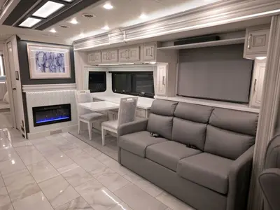 2027 Fleetwood Discovery LXE photo 18