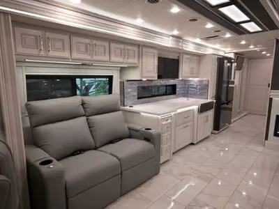 2027 Fleetwood Discovery LXE photo 7