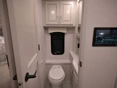 2027 Fleetwood Discovery LXE photo 25