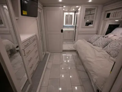 2027 Fleetwood Discovery LXE photo 29