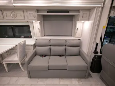 2027 Fleetwood Discovery LXE photo 19