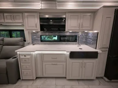 2027 Fleetwood Discovery LXE photo 10