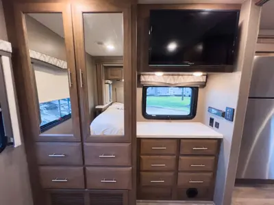 2021 Thor Motor Coach Magnitude photo 20