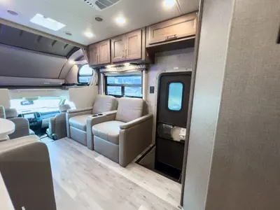 2021 Thor Motor Coach Magnitude photo 13