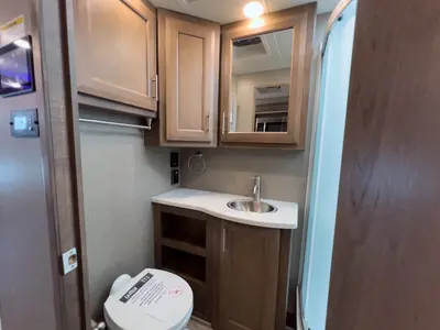 2021 Thor Motor Coach Magnitude photo 15