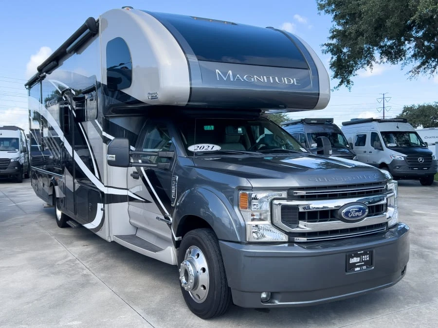 2021 Thor Motor Coach Magnitude exterior