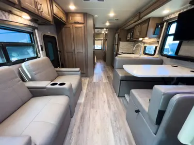 2021 Thor Motor Coach Magnitude photo 5