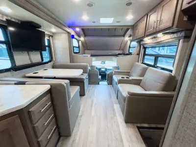 2021 Thor Motor Coach Magnitude photo 3