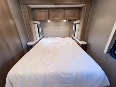 2021 Thor Motor Coach Magnitude photo 19