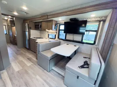 2021 Thor Motor Coach Magnitude photo 6
