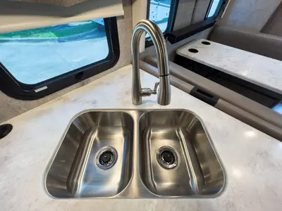 2021 Thor Motor Coach Magnitude photo 9