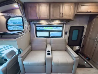 2021 Thor Motor Coach Magnitude photo 14