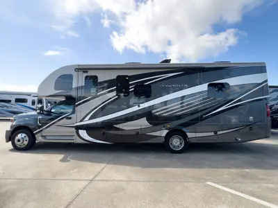 2021 Thor Motor Coach Magnitude photo 21