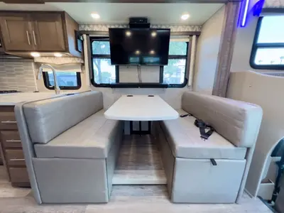 2021 Thor Motor Coach Magnitude photo 7