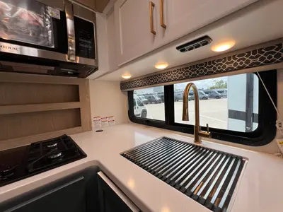 2027 Thor Motor Coach Quantum photo 11