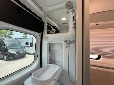 2027 Thor Motor Coach Tellaro photo 17