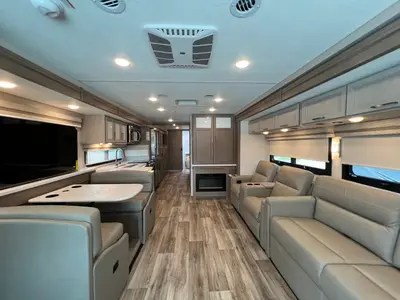 2027 Thor Motor Coach Hurricane photo 5