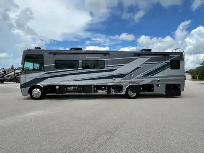 2027 Thor Motor Coach Hurricane photo 28