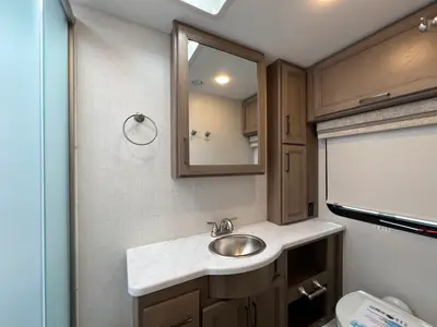 2027 Thor Motor Coach Hurricane photo 21