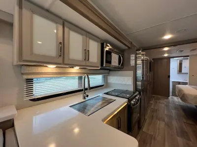 2027 Thor Motor Coach Hurricane photo 8