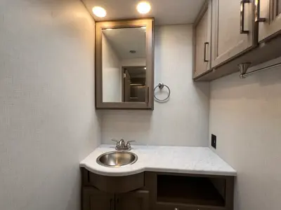 2027 Thor Motor Coach Hurricane photo 16