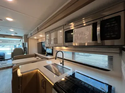 2027 Thor Motor Coach Hurricane photo 12