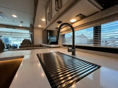 2027 Thor Motor Coach Hurricane photo 10