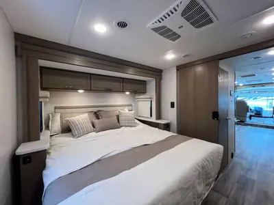 2027 Thor Motor Coach Hurricane photo 17