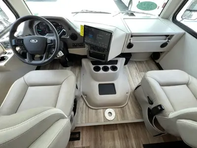 2027 Thor Motor Coach Hurricane photo 2