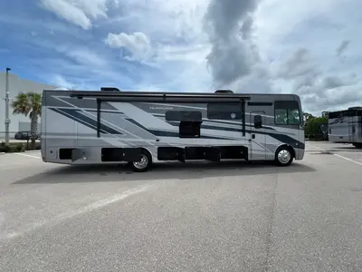 2027 Thor Motor Coach Hurricane photo 26