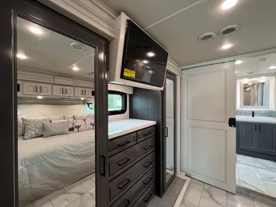 2027 Fleetwood Discovery LXE photo 22