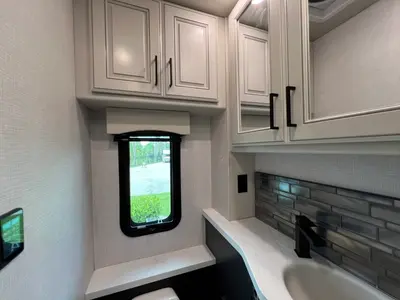 2027 Fleetwood Discovery LXE photo 17