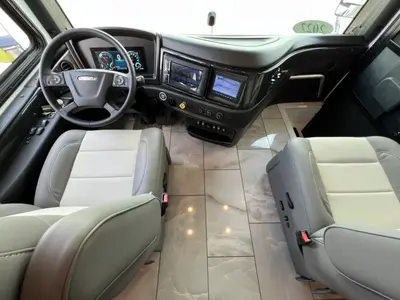2027 Fleetwood Discovery LXE photo 2