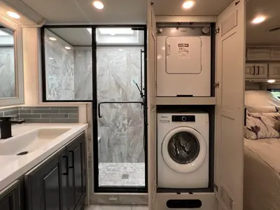 2027 Fleetwood Discovery LXE photo 25