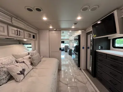 2027 Fleetwood Discovery LXE photo 19