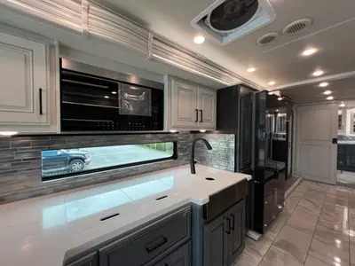 2027 Fleetwood Discovery LXE photo 9