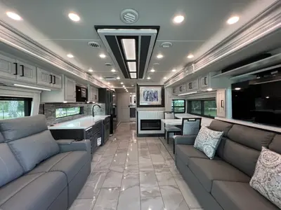 2027 Fleetwood Discovery LXE photo 5