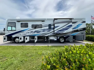 2027 Fleetwood Discovery LXE photo 30
