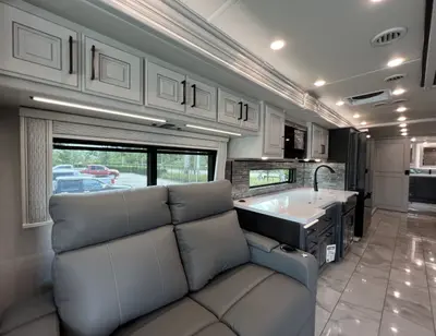 2027 Fleetwood Discovery LXE photo 6