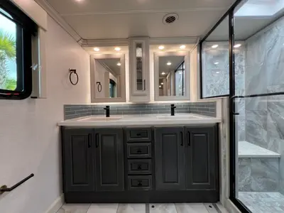2027 Fleetwood Discovery LXE photo 23
