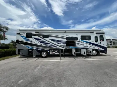2027 Fleetwood Discovery LXE photo 27