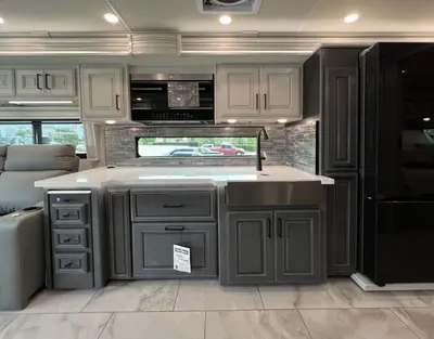 2027 Fleetwood Discovery LXE photo 8